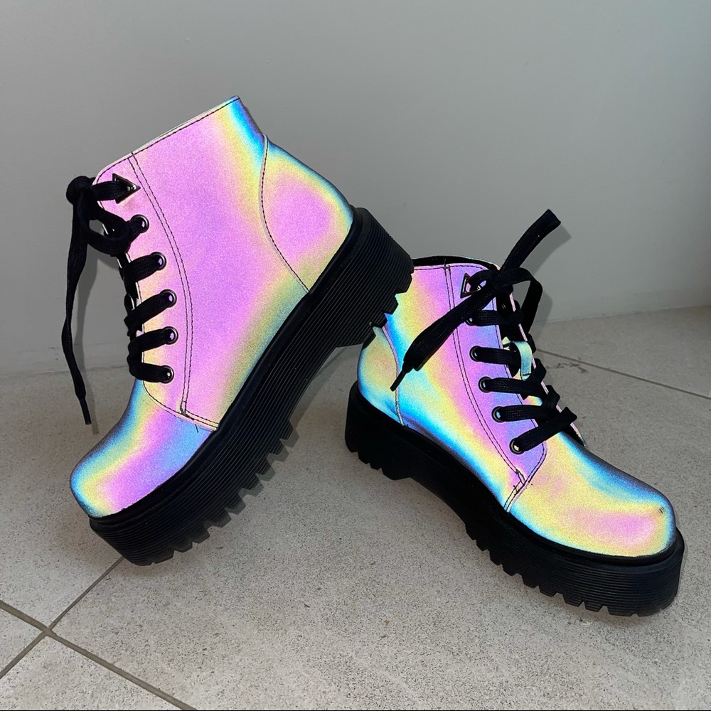 YRU SLAYR holographic boot sz 6 like new